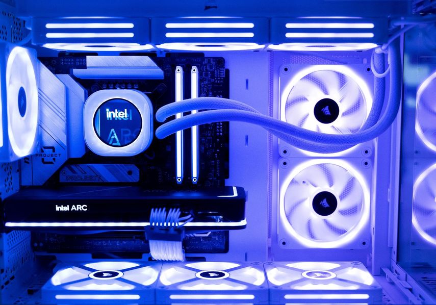 Un procesador gráfico Intel ARAC es mostrado durante una exhibición de Intel en el Consumer Electronics Show (CES), el 8 de enero de 2024, en Las Vegas, Nevada.