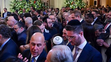 Los invitados asisten a una recepción de Janucá organizada por el presidente Donald Trump, en la Sala Este de la Casa Blanca en Washington, DC, el 16 de diciembre de 2025.