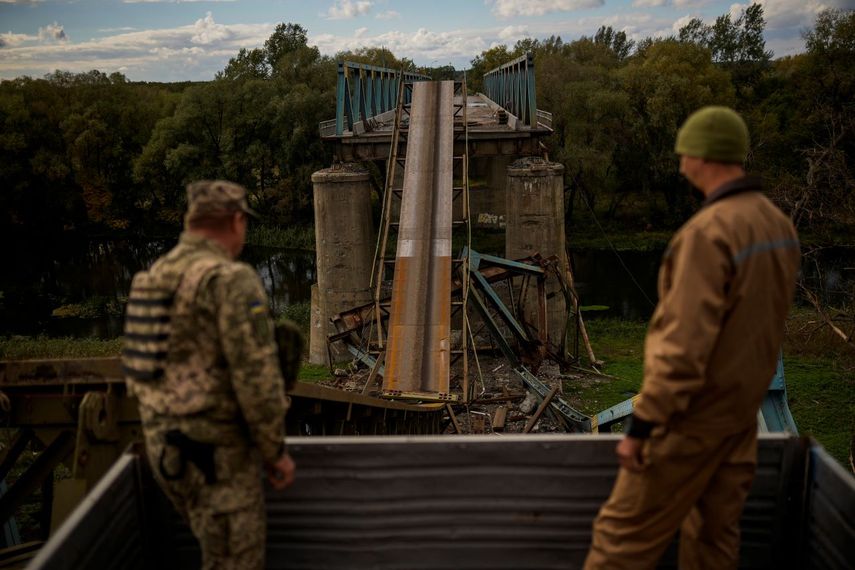 Soldados ucranianos reparan un puente destruido en Izium (Ucrania) el 3 de octubre del 2022. Los progresos ucranianos en la guerra con Rusia están generando desazón incluso en los medios oficialistas rusos acostumbrados a elogiar al Kremlin.&nbsp;