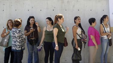 Fotografía de archivo fechada en marzo de 2018 de un grupo de mujeres haciendo fila para votar durante las elecciones legislativas, en Medellín, Colombia.&nbsp;