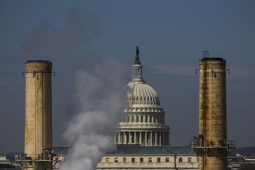 Vista del domo del Capitolio entre dos chimeneas de la Planta de Energía Capital, central eléctrica de carbón en la capital de Estados Unidos, en Washington.