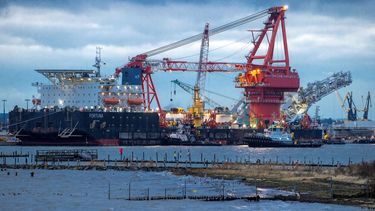 Un remolcador se coloca en torno al buque ruso de colocación de gasoductos Fortuna, qeu se empleaba en la construcción del gasoducto germanorruso Nord Stream 2 en el Mar Báltico, en el puerto de Wismar, Alemania, el 14 de enero de 2021.&nbsp;