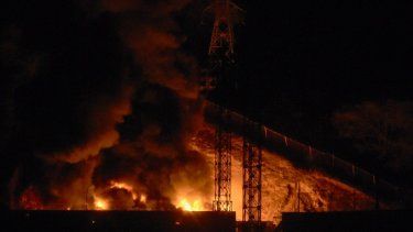 Imagen del incendio en Fuerte Tiuna, el mayor complejo militar de Venezuela, tras una serie de explosiones en Caracas el 3 de enero de 2026.