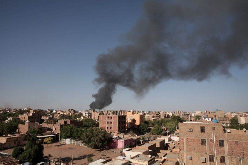 Una columna de humo se eleva el miércoles 19 de abril de 2023 en Jartum, Sudán.&nbsp; &nbsp;