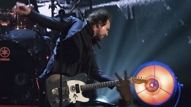 En esta fotograf&iacute;a de archivo del viernes 7 de abril de 2017, Eddie Vedder de la banda Pearl Jam toca en su ceremonia de ingreso al Sal&oacute;n de la Fama del Rock and Roll en 2017 en el Barclays Center en Nueva York. El grupo est&aacute; postergando m&uacute;ltiples presentaciones en Estados Unidos y Canad&aacute; debido al coronavirus.&nbsp;