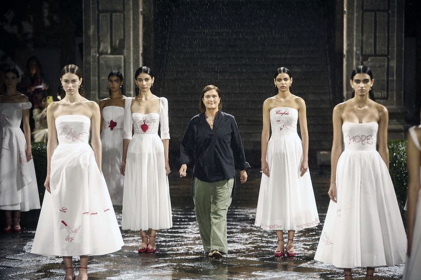 La directora creativa de Christian Dior, Maria Grazia Chiuri, despide el desfile en Ciudad de México, donde la firma presentó la nueva colección crucero para 2024.