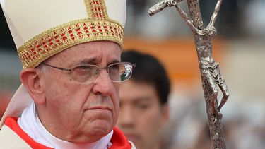 El Sumo Pontífice se dispone a oficiar una misa.