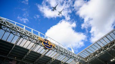 Aviones de combate F-5 Tiger sobrevuelan el Hard Rock Stadium durante el canto del Himno Nacional antes de un partido de fútbol de la NFL con los New York Jets y los Miami Dolphins, el domingo 8 de enero de 2023, en Miami Gardens, Florida.&nbsp;