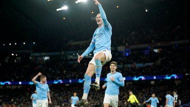 Erling Haaland celebra tras marcar el quinto gol del Manchester City ante Leipzig en los octavos de final de la Liga de Campeones, el martes 14 de marzo de 2023, en el estadio Etihad de Manchester.
