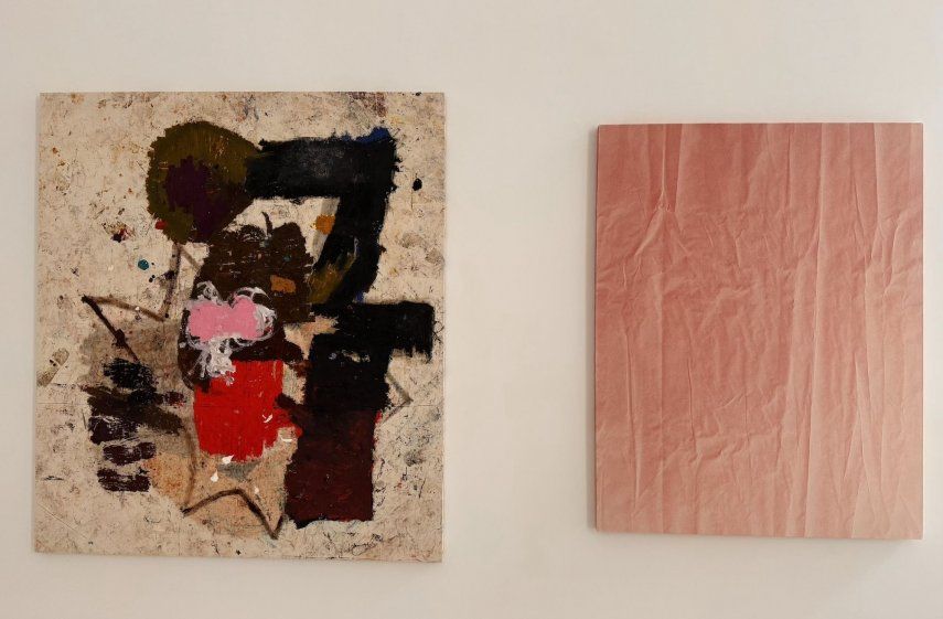 Obras de Joe Bradley (izquierda) y Tauba Auerbach (derecha), parte de la Colección Rosa de la Cruz.&nbsp;