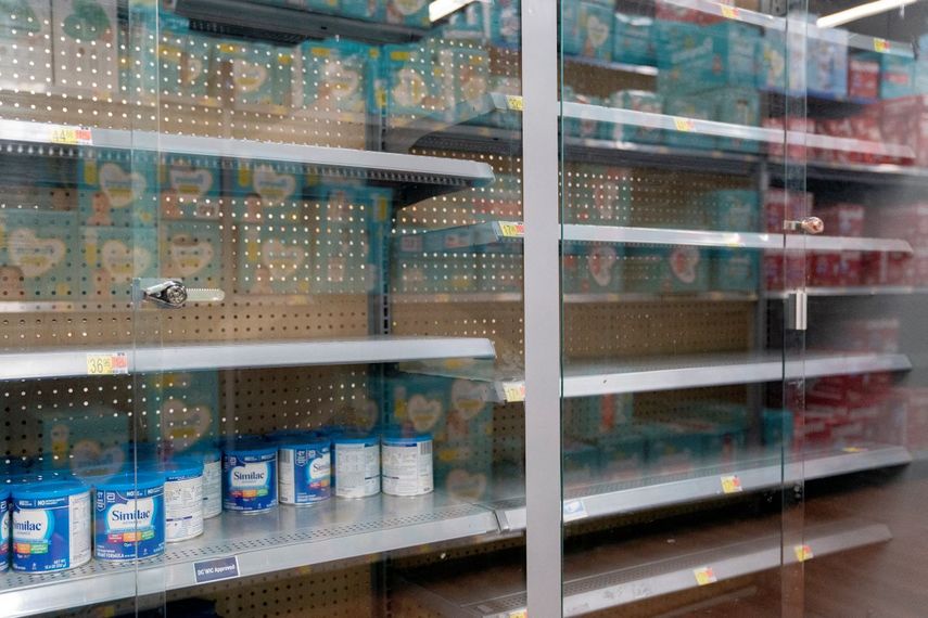 Los estantes de las tiendas de comestibles donde normalmente se almacena la fórmula para bebés están cerrados y casi vacíos en Washington, DC, el 11 de mayo de 2022. Es la peor pesadilla de los padres.