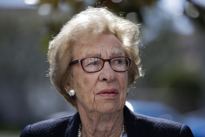 En esta imagen del jueves 7 de marzo de 2019, Eva Schloss, hermanastra de Anne Frank y sobreviviente del Holocausto, en una conferencia de prensa en Newport Beach, California. Sobrevivientes del Holocausto en todo el mundo prestaron sus voces a una campa&ntilde;a lanzada el mi&eacute;rcoles para pedir al jefe de Facebook, Mark Zuckerberg, que tome medidas para eliminar de la red social el negacionismo del genocidio nazi.&nbsp;