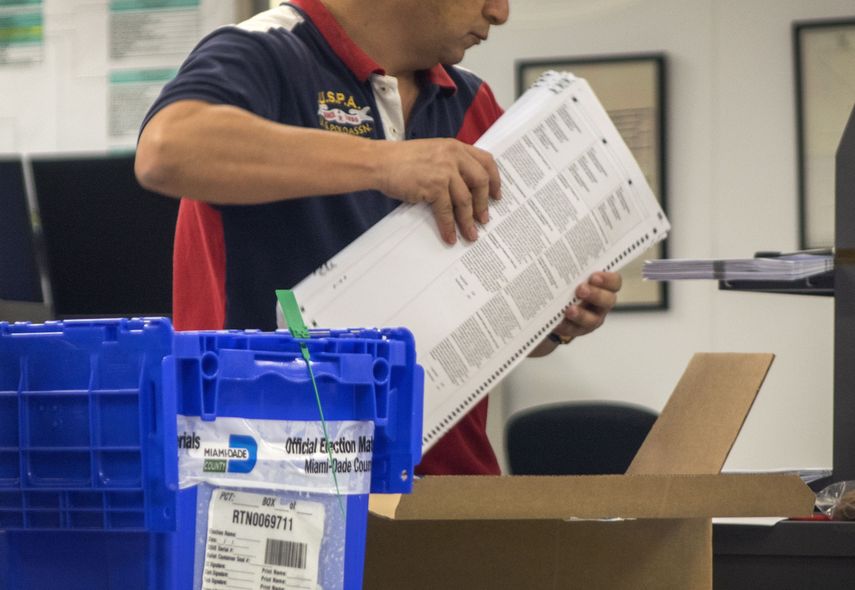 Funcionario de elecciones de Miami-Dade en el recuento de las boletas electorales
