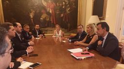 Senadores del PP (derecha) se reúnen con representantes de partidos de oposición de Venezuela.