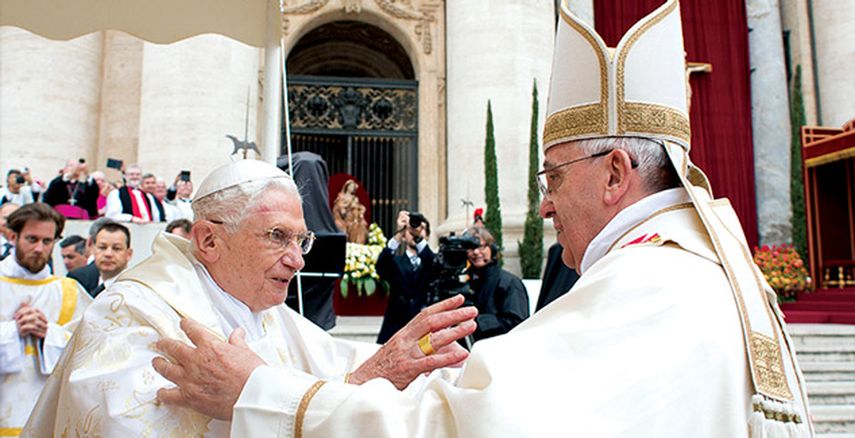 Benedicto XVI y Francisco unidos en el Vaticano. (AP)