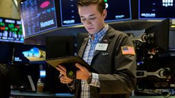 Un agente trabaja en el piso de remate de Wall Street. Un agente trabaja en el piso de remate de Wall Street.