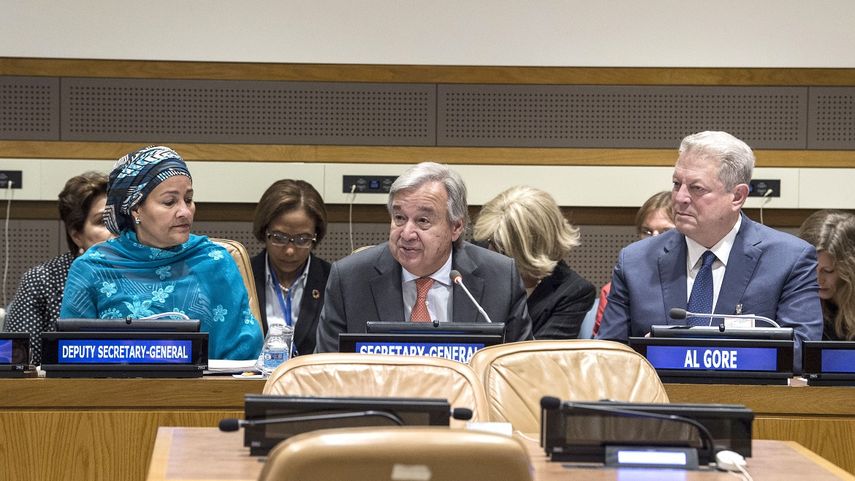 El secretario general de la&nbsp;ONU, António Guterres (c), su secretaria adjunta, Amina Mohammed (i), y el exvicepresidente de EEUU y presidente del Proyecto de Realidad Climática, Al Gore (d), participan en una reunión de alto nivel sobre cambio climático este lunes 18 de septiembre de 2017, en la sede de la las Naciones Unidas, en Nueva York.&nbsp;