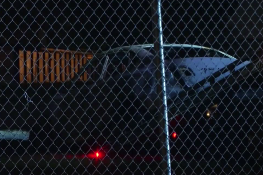 Autoridades realizan las investigaciones pertinentes en el auto encontrado.&nbsp;