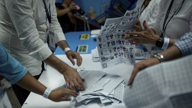 Trabajadores electorales cuentan votos después del cierre de urnas en las elecciones generales en Ciudad de Guatemala, el domingo 25 de junio de 2023. Foto AP