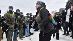Un manifestante grita a los agentes federales durante una manifestación contra ICE frente al Edificio Federal Bishop Whipple en Minneapolis, Minnesota, el 15 de enero de 2026. Un manifestante grita a los agentes federales durante una manifestación contra ICE frente al Edificio Federal Bishop Whipple en Minneapolis, Minnesota, el 15 de enero de 2026.