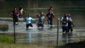 Un grupo de migrantes cruza el Río Bravo cerca de Del Río, Texas, el 16 de junio del 2021. Un grupo de migrantes cruza el Río Bravo cerca de Del Río, Texas, el 16 de junio del 2021.