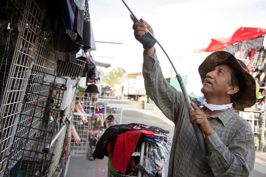 Un latino trabaja en su puesto de venta en un pulguero en Las Vegas, Nevada.