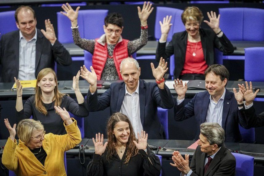 Heike Heubach (abajo, centro), la primera diputada sorda en el Bundestag, entre compañeros del Partido Socialdemócrata de Alemania al inicio de una sesión parlamentaria, en Berlín, el 21 de marzo de 2024.&nbsp;