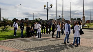 Imagen de archivo de un grupo de médicos cubanos en Colombia tras abandonar la misión en Venezuela en busca de emigrar hacia los EEUU.