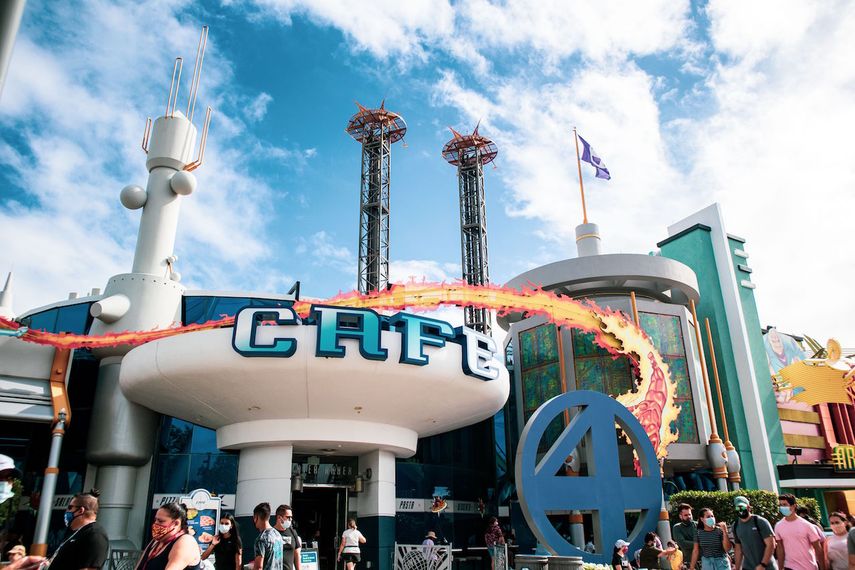 En los parques de Universal Orlando Resort, los cubrebocas ahora solo son necesarios cuando se espera en fila y adentro de las atracciones.&nbsp;