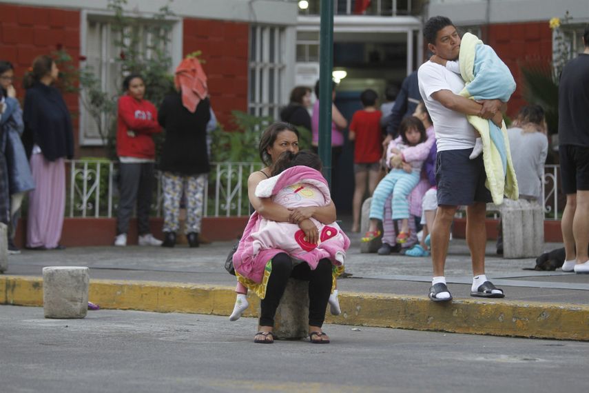 La alarma sonó casi un minuto antes de que se pudiera sentir el temblor en Ciudad de México, lo que permitió a muchos capitalinos abandonar sus hogares.