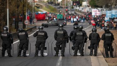 La policía bloquea el acceso en una carretera a las personas que marchan para exigir mejores salarios y empleos en Buenos Aires, Argentina.