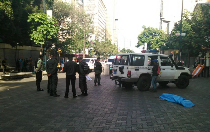 Uno de los efectivos quedó muerto en el lugar; mientras que su fue trasladado a un centro asistencial donde llegó sin signos vitales.