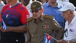 El dictador cubano, Raúl Castro (centro), y el exvicepresidente José Ramón Machado Ventura (derecha), asisten a un mitín del Primero de Mayo en conmemoración del Día Internacional de los Trabajadores en La Habana el 1 de mayo de 2026.