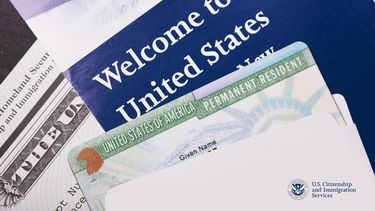 La tarjeta verde o Green Card que permite a ciudadanos extranjeros residir legalmente en Estados Unidos.&nbsp;