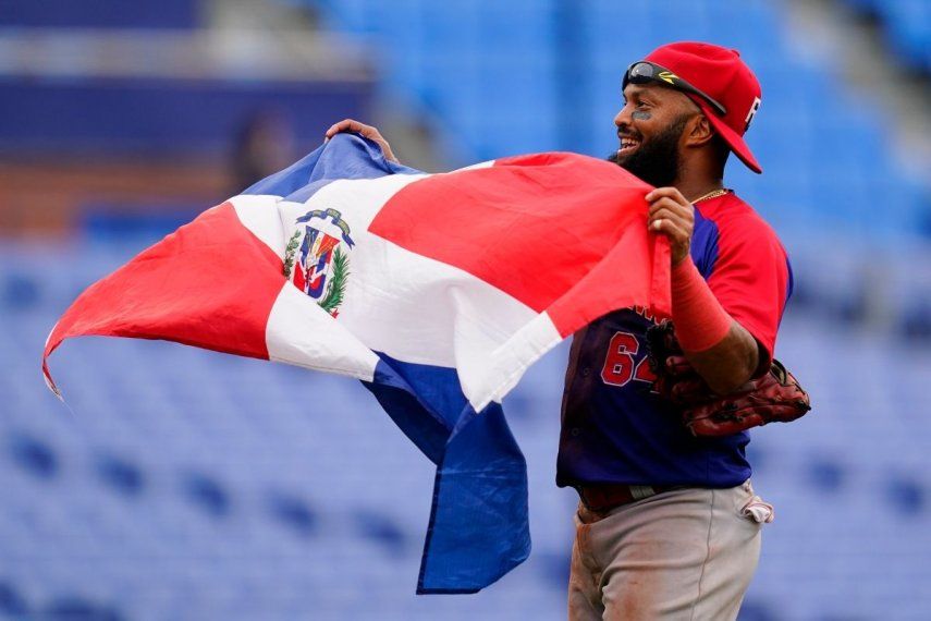 El dominicano Emilio Bonifacio celebra tras la victoria 10-6 ante Corea del Sur en el béisbol de los Juegos Olímpicos y quedarse con el bronce&nbsp;