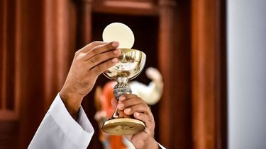 Sacerdote celebra la eucaristía en Nicaragua.