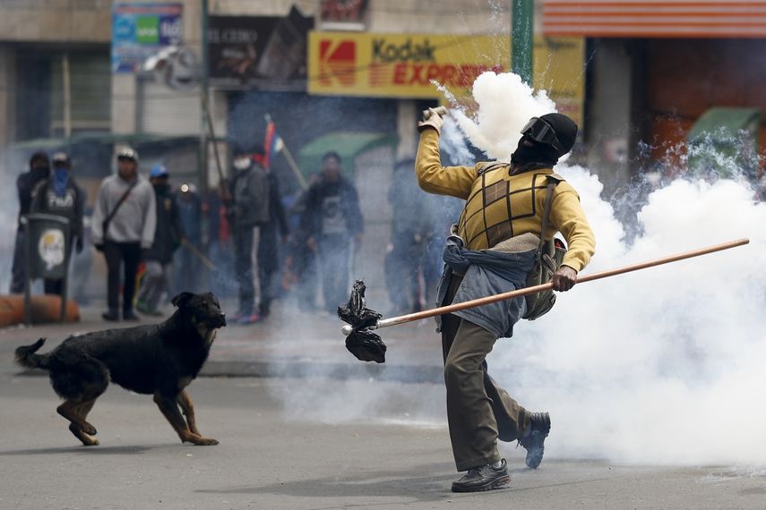 Un partidario del expresidente Evo Morales devuelve un bote de gas lacrimógeno a la policía durante enfrentamientos en La Paz, Bolivia, el miércoles 13 de noviembre de 2019.
