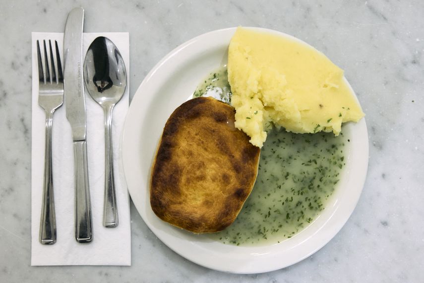 Esta imagen muestra el plato típico de Reino Unido pie and mash: una porción típica de pastel y puré de patatas en G Kelly, en el este de Londres, el 19 de febrero de 2025.