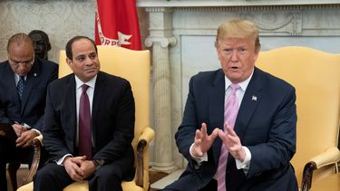El presidente de los Estados Unidos, Donald J. Trump (d), recibe a su homólogo egipcio, Abdel Fattah Al-Sisi (i), antes de un encuentro bilateral este martes en la Casa Blanca, Washington, Estados Unidos.