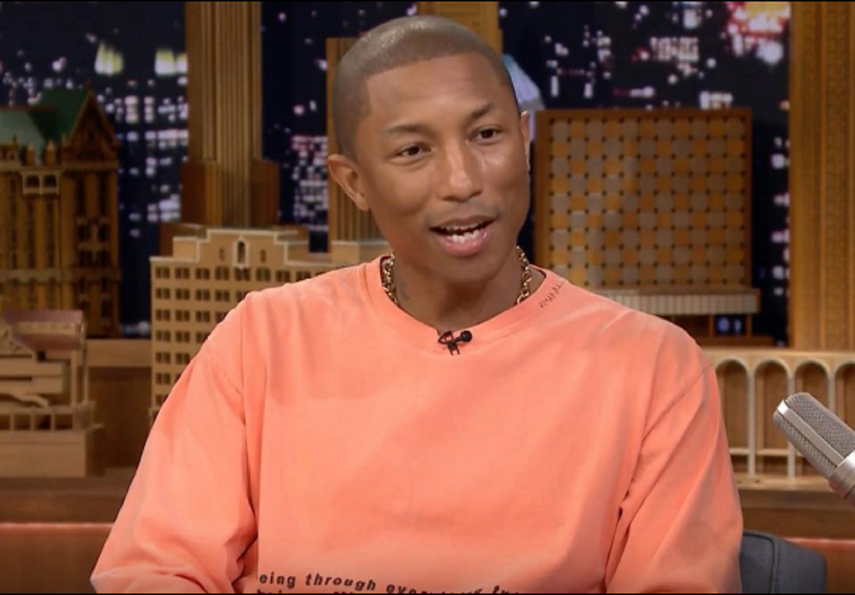 El cantante Pharrell Williams en el programa Tonight Show.