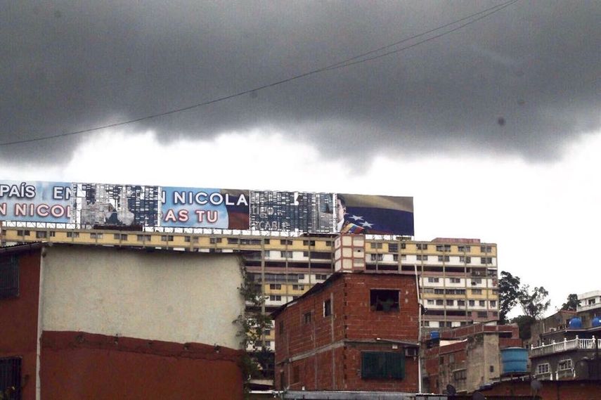 Los restos de una valla que se observan en los edificios del 23 de Enero, en la entrada a Caracas.&nbsp;