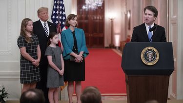El juez asociado de la Corte Suprema, Brett Kavanaugh (d), habla junto a su esposa, Ashley Kavanaugh; sus hijas Liza y Margaret Kavanaugh, y el presidente de los Estados Unidos, Donald J. Trump tras la ceremonia de juramento en el cargo. 