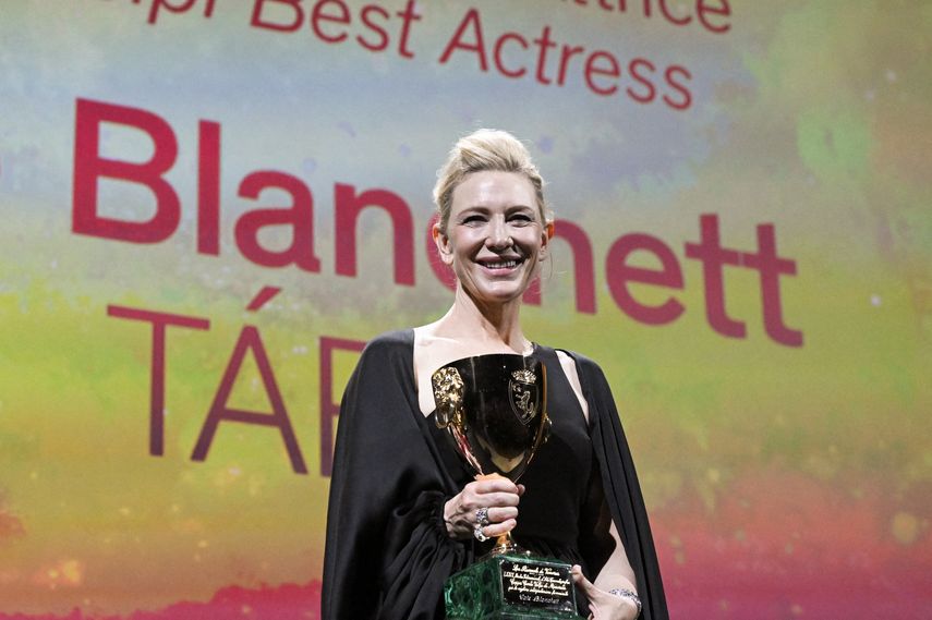 La actriz australiana-estadounidense Cate Blanchett reconoce haber recibido la Coppa Volpi a la mejor actriz por Tar el 10 de septiembre de 2022 durante la ceremonia de clausura del 79º Festival Internacional de Cine de Venecia en el Lido di Venezia, Italia.