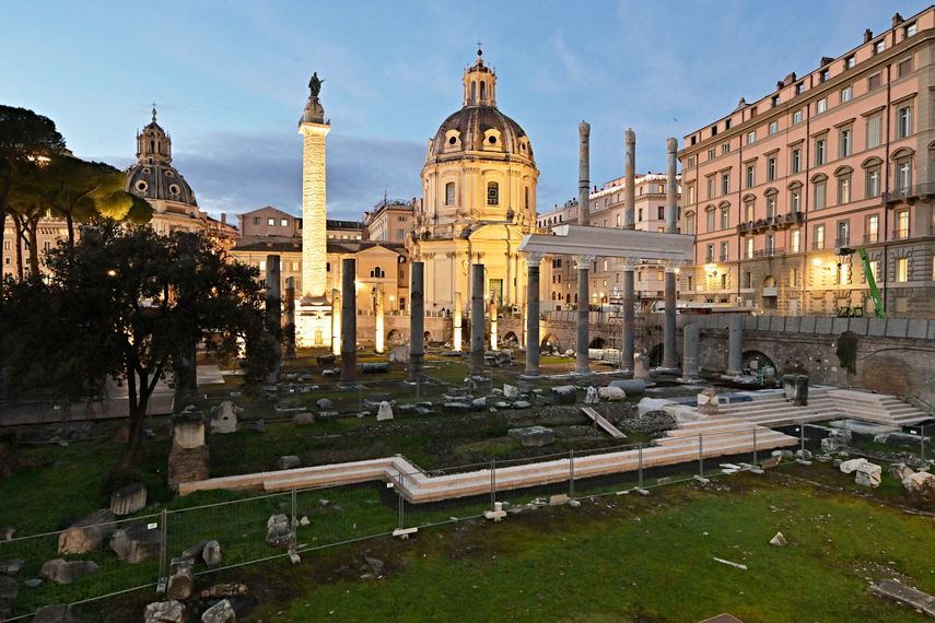 Restauran columnas de la Basílica Ulpia de Trajano en Roma