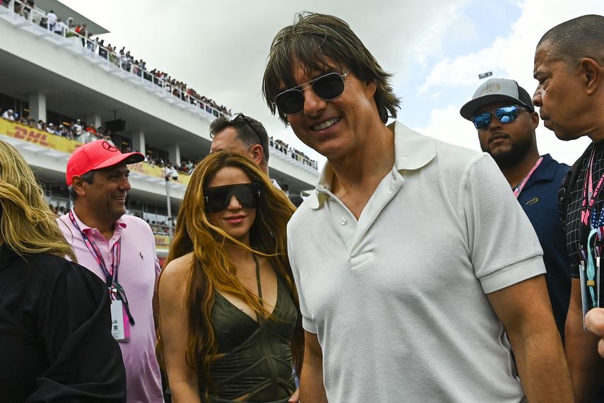 El actor estadounidense Tom Cruise y la cantante colombiana Shakira asisten al Gran Premio de Fórmula 1 de Miami 2023 en el Autódromo Internacional de Miami en Miami Gardens, Florida, el 7 de mayo de 2023.