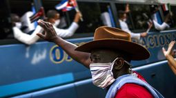 Un hombre saluda a un grupo de doctores, parte de la primera brigada m&eacute;dica cubana del Contigente Henry Reeve&nbsp;el lunes 8 de junio de 2020 despu&eacute;s de que llegaron a La Habana, Cuba