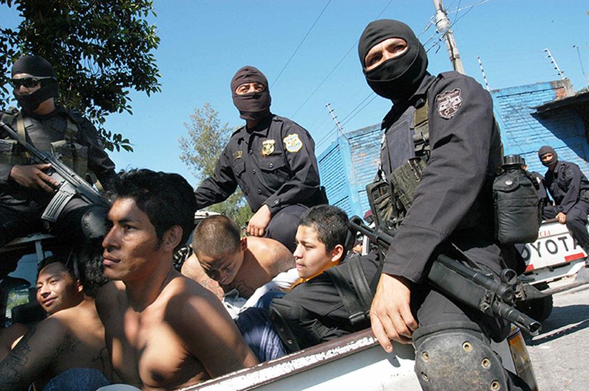 Miembros de la Mara Salvatrucha son detenidos en una operación antipandillas en El Salvador. (EFE ARCHIVO)