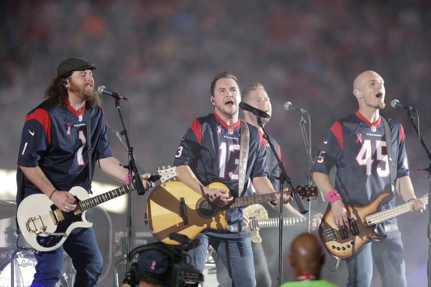 En esta foto del nueve de octubre de 2014, The Eli Young Band toca&nbsp;en el medio tiempo de un partido de la NFL en Houston. La banda, dar&aacute; una serie de conciertos en junio.&nbsp;