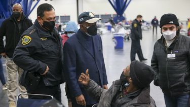 El alcalde de Houston, Sylvester Turner (centro) y el alguacil del condado de Harris, Ed Gonzales (izq.), Hablan con un hombre mientras recorren el Centro George R. Brown, que se utilizará como refugio de calentamiento el 17 de febrero de 2021 en Houston, Texas. Una tormenta invernal ha provocado apagones continuos en Houston y sus alrededores durante las últimas 48 horas. Millones de estadounidenses estaban luchando sin electricidad el miércoles cuando el frío intenso de un sistema de tormentas de invierno letales se apoderó de grandes extensiones de EEUU, llegando incluso hasta México.&nbsp;