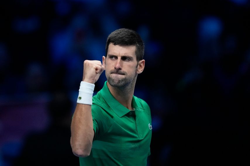 El serbio Novak Djokovic festeja tras vencer al griego Stefanos Tsitsipas en su partido de individuales de las ATP World Tour Finals, en la Pala Alpitour en Turín, Italia, 14 de noviembre de 2022.&nbsp;